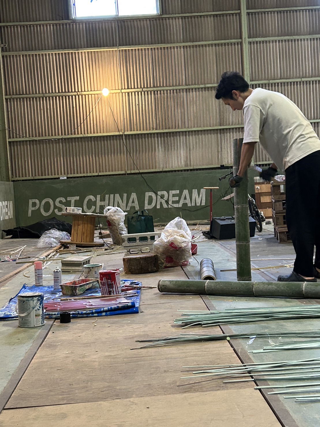 竹材を使った作品制作中のHABURI