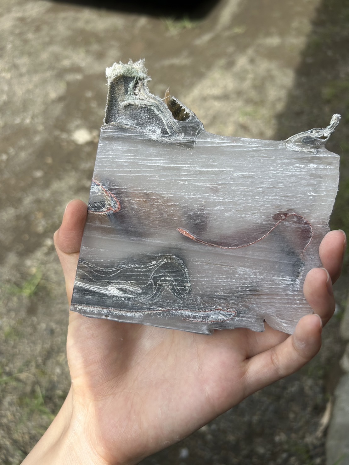 西村卓さんのコースター制作中の樹脂