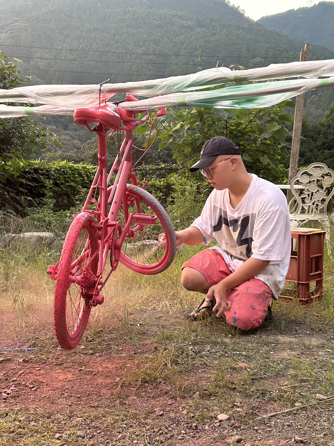 作品制作中の西村卓。BRUNObikeの自転車をアートバイクに仕立て中。