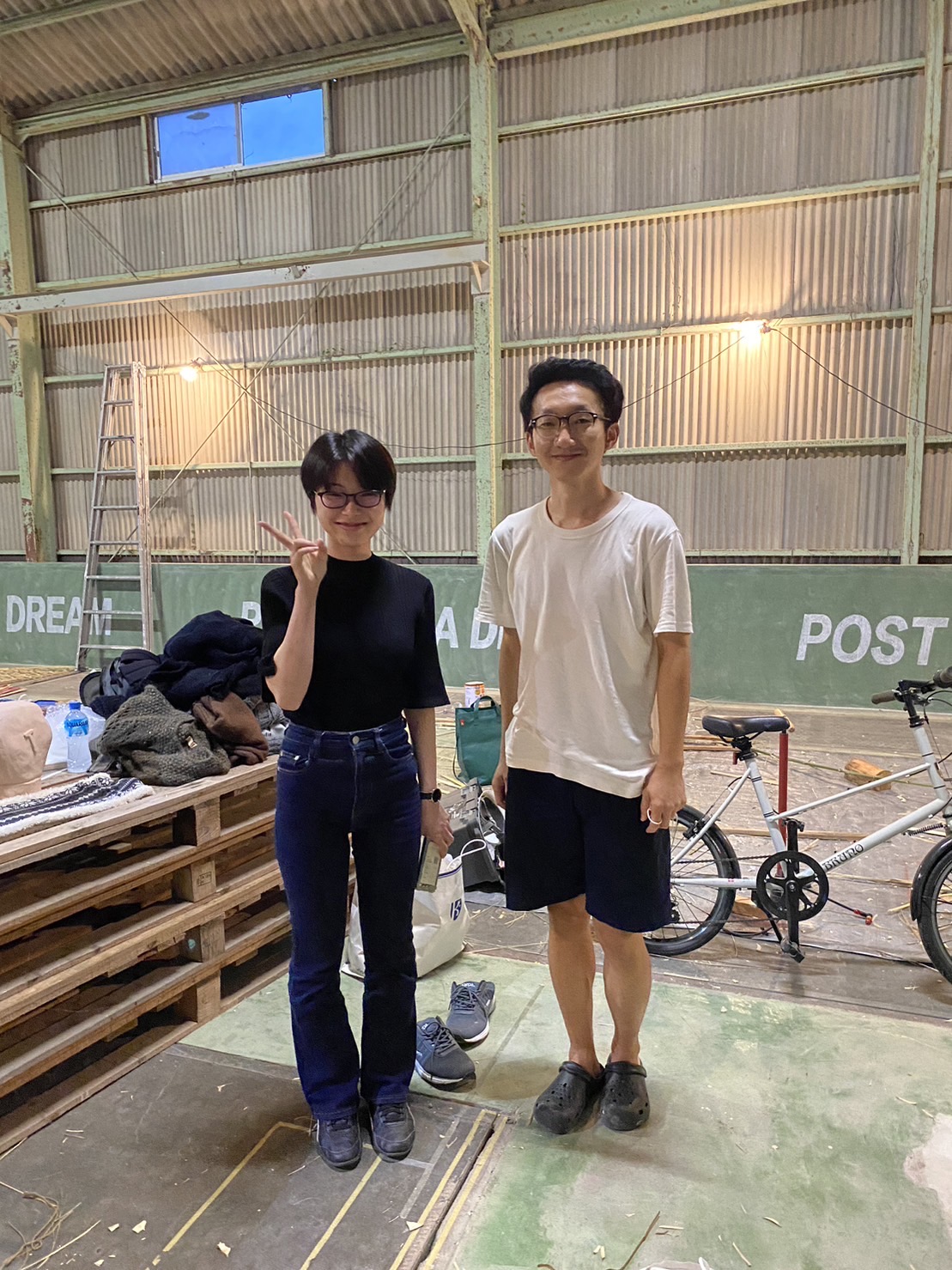 滞在アーティストとのツーショット写真